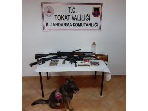 Köy Evinde Silah Ve Mühimmat Ele Geçirildi