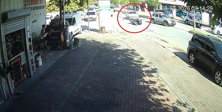 otomobille-carpisti-motosikletiyle-birlikte-metrelerce-suruklendi