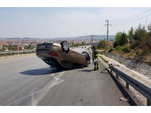 Rampadan İnen Otomobil Çekiciye Çarptı: 2 Yaralı