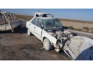 Otomobil İle Kamyonet Çarpıştı: 4 Yaralı