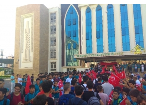 Simit Yağmuruyla Değil Türk Bayrağının Gölgesinde Okula Başladılar