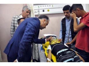 Vali Çağatay Kazada Yaralananları Hastanede Ziyaret Etti