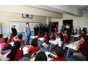 Vali Akbıyık, Öğrencilere Kitap Hediye Etti