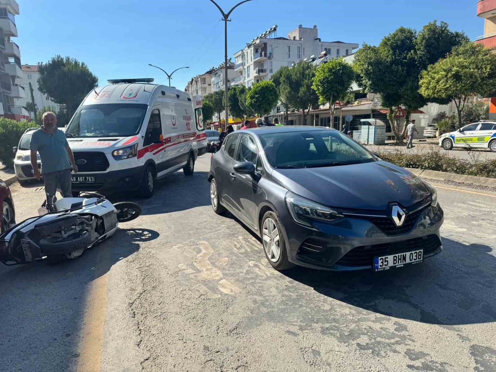 yaya-gecidinde-duran-motosiklete-arkadan-carpti-1-yarali