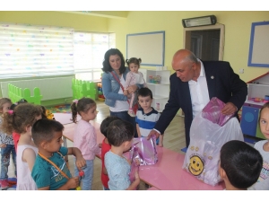 Okulla Yeni Tanışan Öğrencilere Hediye