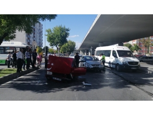 Otomobiller Çarpıştı: 1 Yaralı