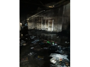 Kırtasiye Deposundaki Yangını Mahalleli Söndürdü