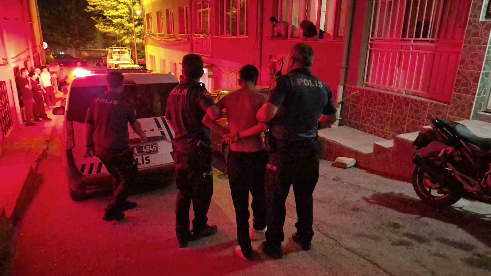 polise-mukavemet-gosteren-genc-ters-kelepce-yapilarak-gozaltina-alindi