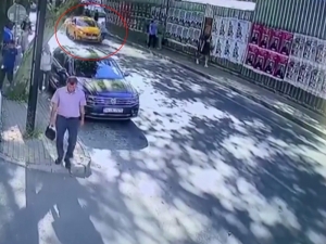 İstanbul’da Yolda Yürüyen Kadının Yaşadığı Kaza Kamerada