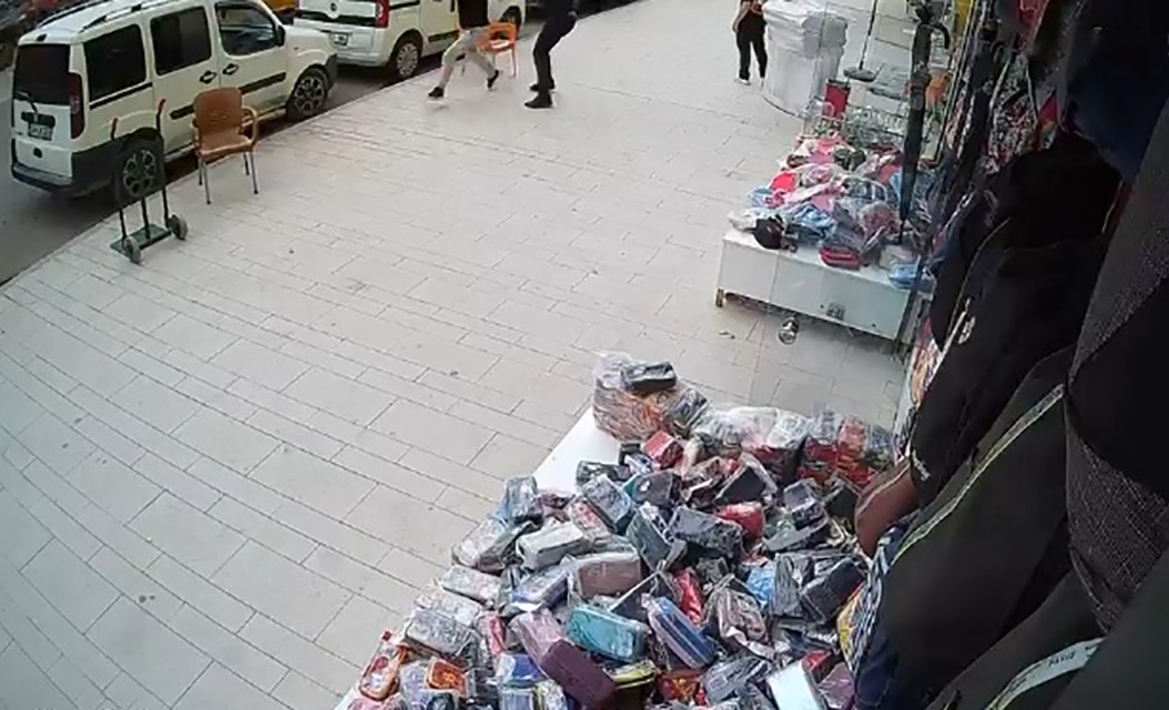 polisten-kacan-supheliyi-vatandas-yakaladi-o-anlar-kamerada