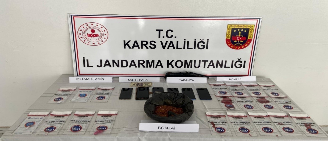 kars-ta-zehir-tacirlerine-darbe-7-tutuklama-uyusturucu-ve-sahte-dolar-ele-gecirildi