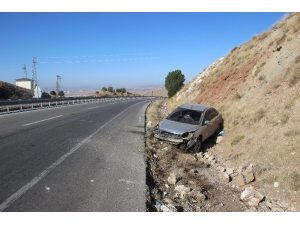 Otomobil Şarampole Devrildi: 1 Yaralı