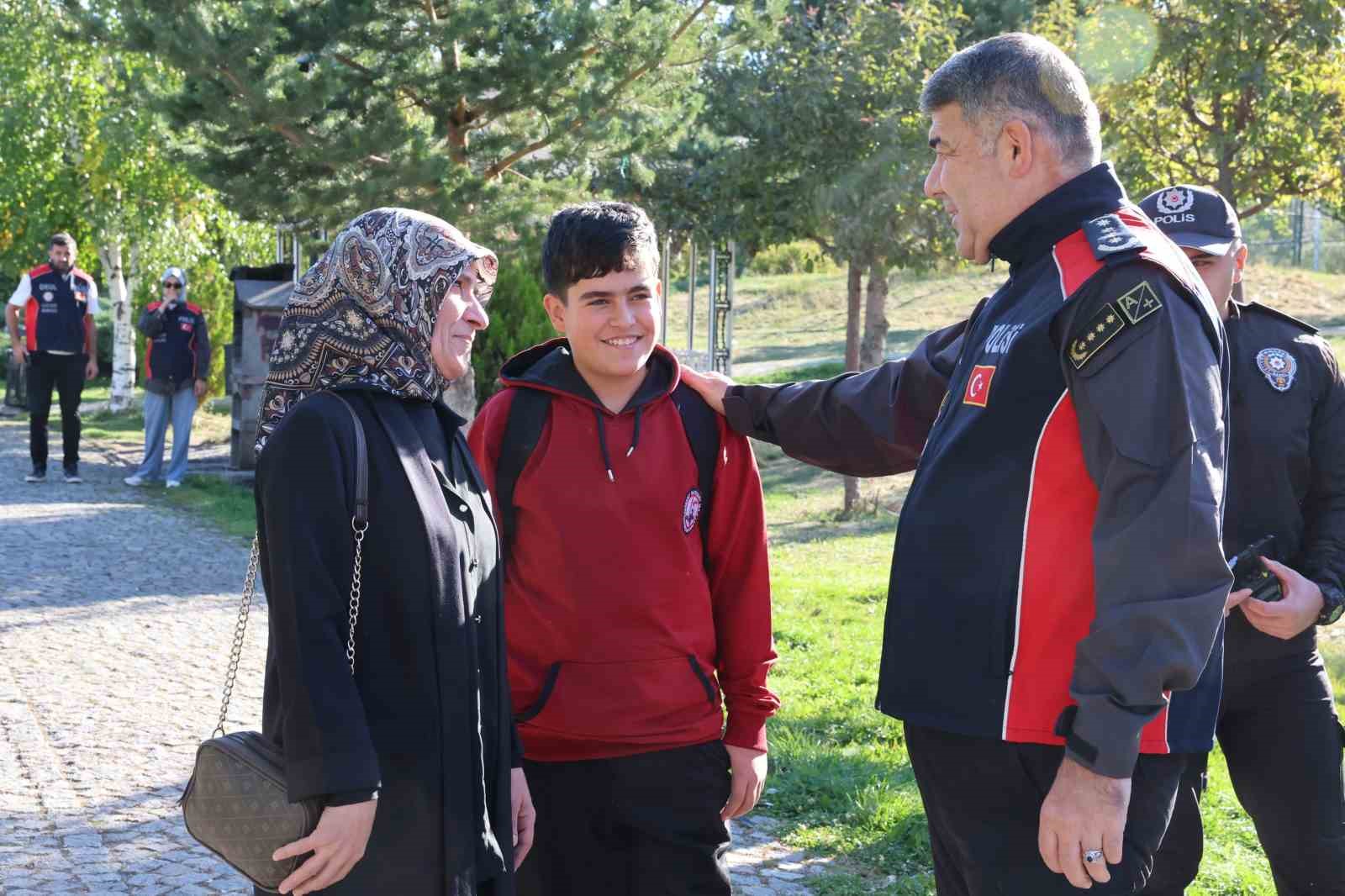 erzurum-da-okul-cevrelerine-siki-denetim-emniyet-muduru-karaburun-sahaya-indi