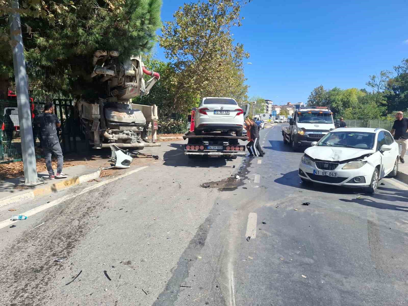 sancaktepe-de-beton-pompa-araci-karsi-seride-gecerek-3-araca-carpti-5-yarali