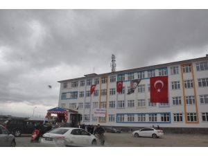 Kars’ta Okul Bitişine Kurulan Baz İstasyonu Dikkat Çekti
