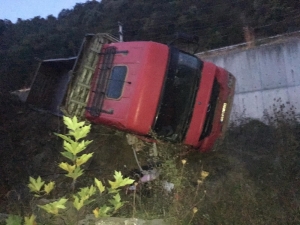Yoldan Çıkan Tır Devrildi : 1 Yaralı