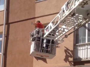 Camdan Atlamaya Kalkan Alzheimer Hastası Kadını İtfaiye Kurtardı