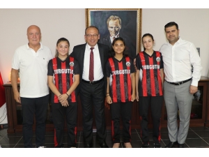 Başarılı Hentbolcular Milli Takım Kampına Uğurlandı