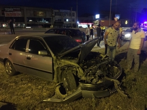 Kontrolden Çıkan Otomobil Bariyerlere Çarptı