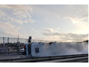 Tem Otoyolunda Oksijen Yüklü Tanker Devrildi: Tem Trafiğe Kapanı