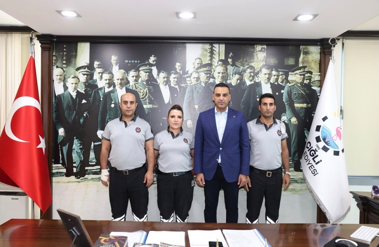 cigli-de-silahli-saldirgani-yakalayan-guvenlik-ekibine-odul