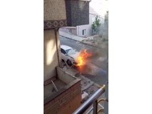 Park Halindeki Otomobilin Alev Alev Yandığı Anlar Kamerada