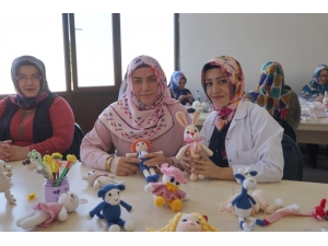 Nevşehirli Kadınlar Örgü Bebek Yaparak Ev Ekonomisine Katkı Sağlıyor