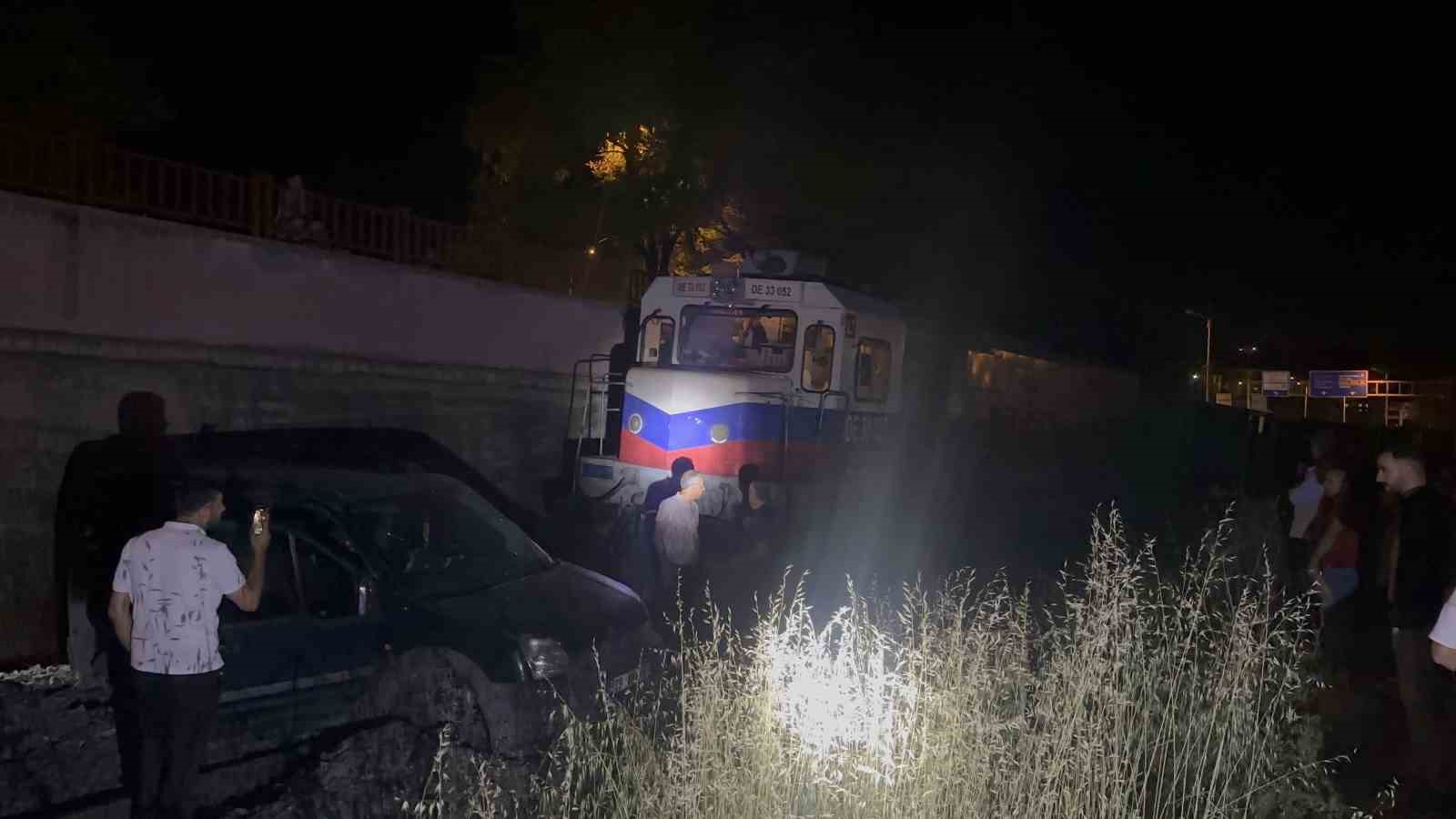 yuk-treni-hafif-ticari-araci-120-metre-surukledi-2-yarali