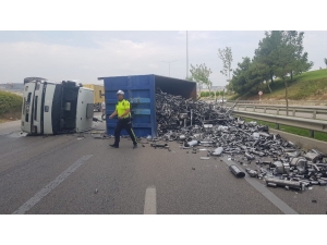 Kamyon Devrildi, Karayolu Egzoz Borusu Doldu