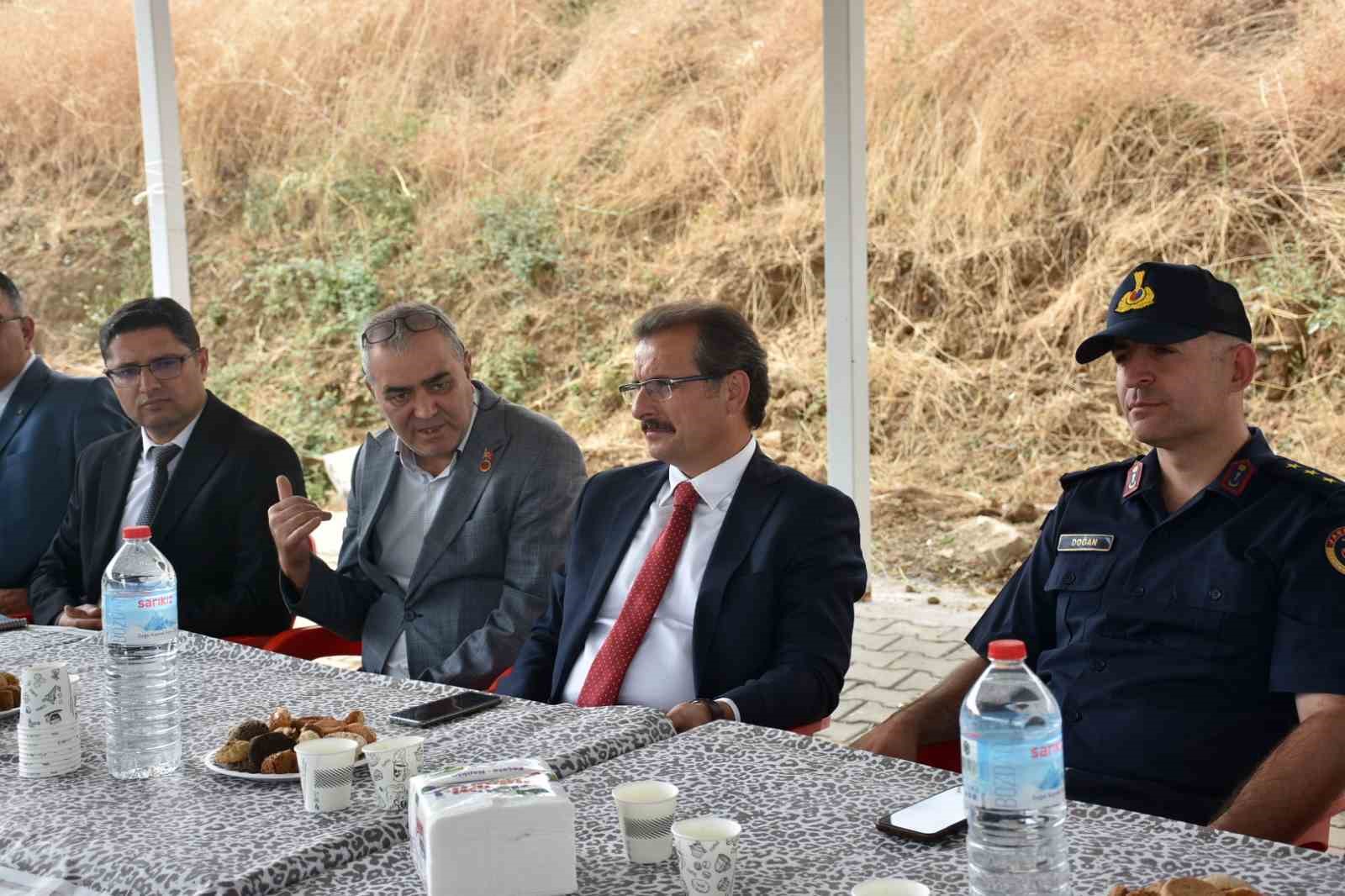 salihli-kaymakami-guldogan-2-mahallede-talepleri-yerinde-dinledi