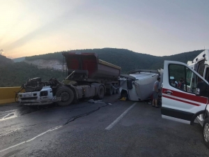 Tırla Kamyon Çarpıştı, Karayolu Savaş Alanına Döndü