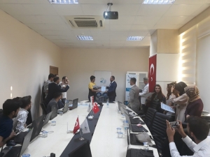 Rektör Şevli’den Öğrencilere Sertifika