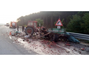 Yolcu Otobüsü İle Karpuz Yüklü Traktör Çarpıştı: 2 Yaralı