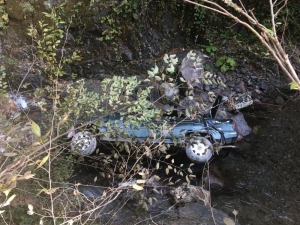 Otomobil Dereye Uçtu: 2 Yaralı