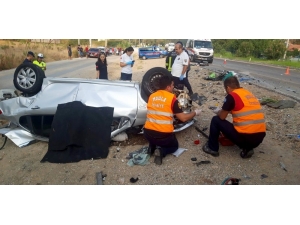 Orta Refüjü Aşan Otomobil Karşıdan Gelen Araçla Kafa Kafaya Çarpıştı: 1 Ölü, 1 Yaralı