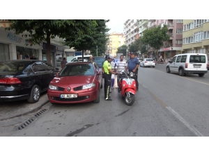 Motosikletin Savrulup Park Halindeki Araca Çarpması Güvenlik Kamerasında