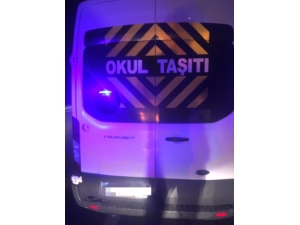 Okul Taşıtında 30 Düzensiz Göçmen Yakalandı