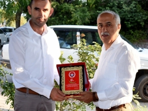 Yenişehir Belediye Başkanı Aydın’dan İha’ya Plaket