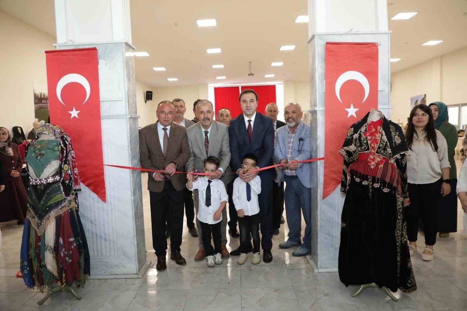 cavdarhisar-da-yilsonu-sergisi-acildi