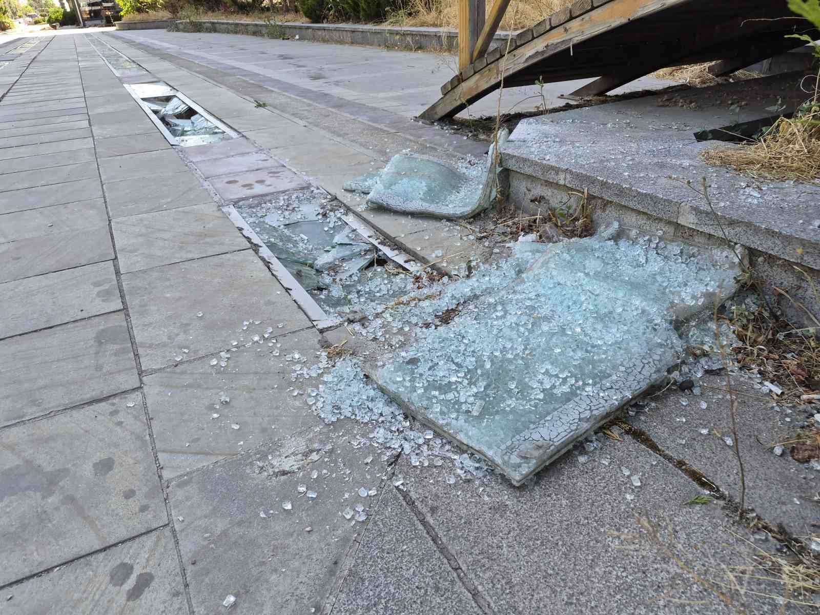 hatboyu-caddesi-vandallarin-hedefi-oldu