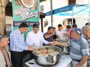 Kaş’ta Aşure İkramı