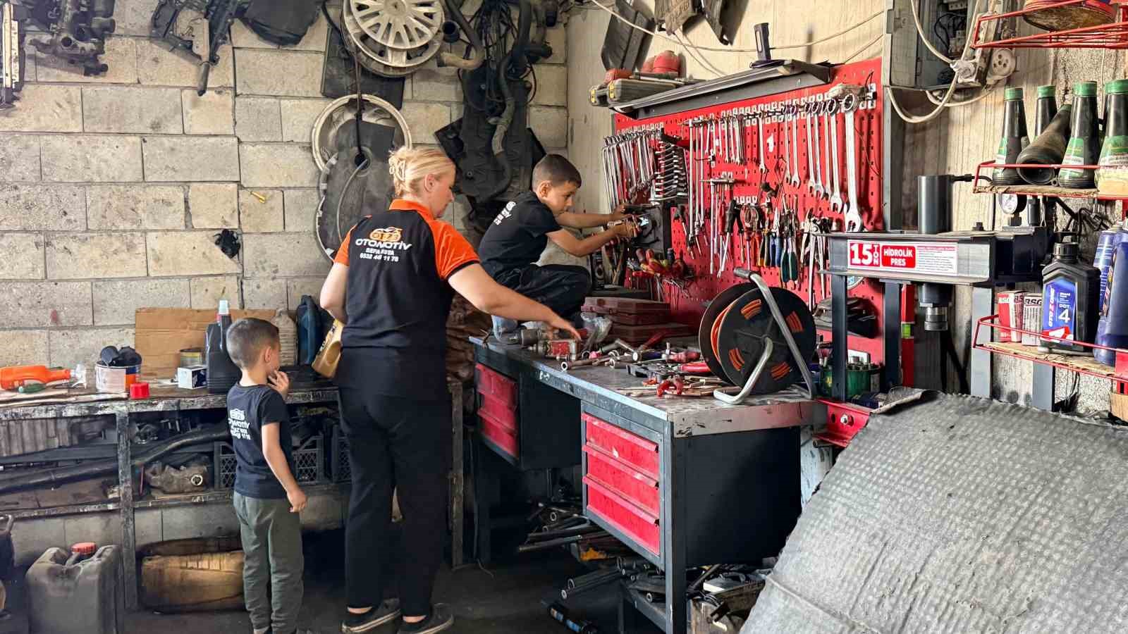 yemek-birakmak-icin-kocasinin-arac-tamir-atolyesine-geldi-motor-ustasi-oldu