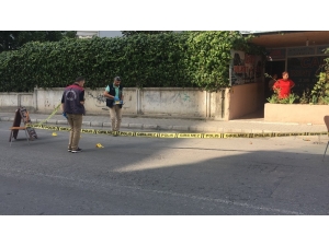 Dükkanının Önünde Husumetlisince Tabancayla Vuruldu