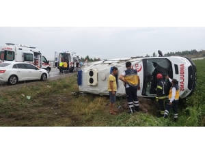 Hasta Nakli Yapan Ambulans Devrildi: 5 Yaralı