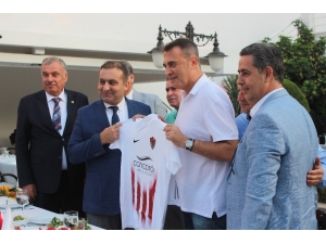 Hatayspor Ve Antakya Belediyespor’dan Fikret Orman’a Forma