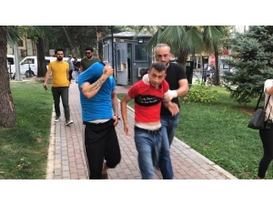 Çekirdek Çitleyen Arkadaşını Vurdu, Saklandığı Evden Cephanelik Çıktı