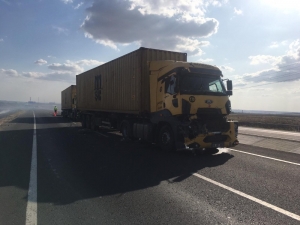 Tır Kamyonete Arkadan Çarptı: 2 Yaralı