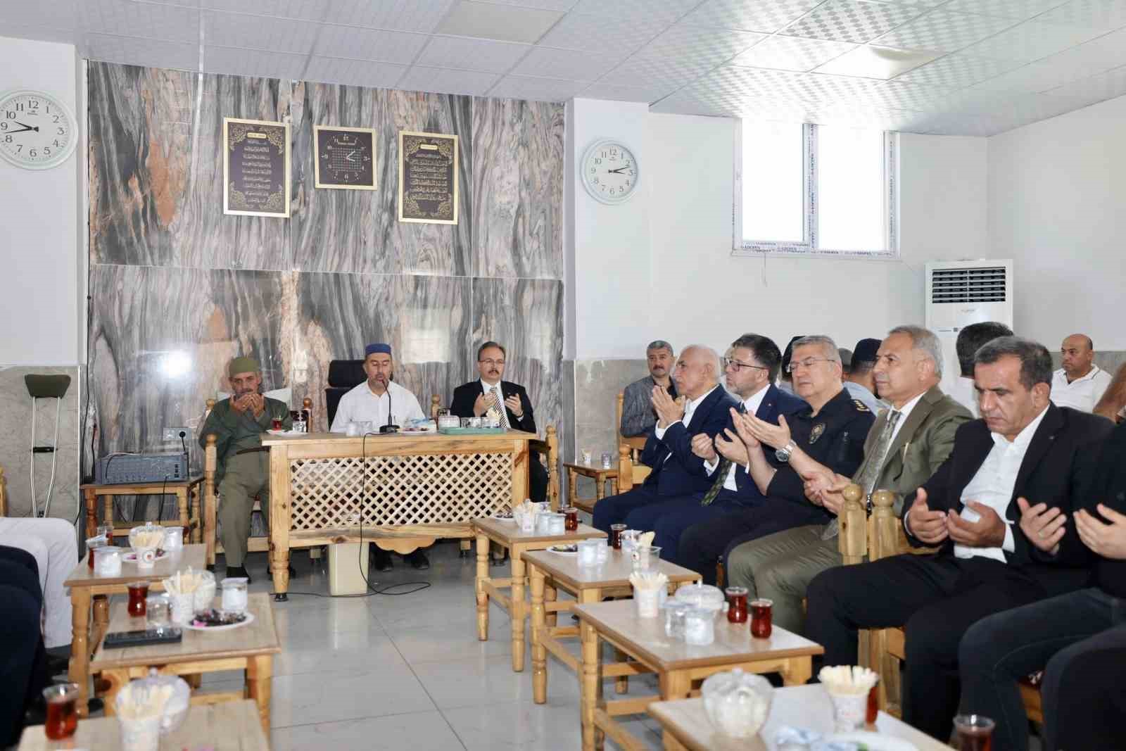 vali-kizilkaya-kazada-hayatini-kaybeden-iki-kuzenin-taziyesine-katildi