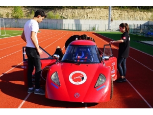 Öğrenciler, Kafede Boş Oturmaktan Sıkıldı 1 Tl İle 100 Kilometre Gidebilen Araç Üretti