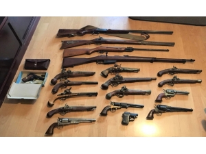 Almanya’da Bir Evde Gizlenmiş Çok Sayıda Silah, Kılıç Ve Bıçak Ele Geçirildi